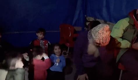 D­e­p­r­e­m­z­e­d­e­ ­Ç­o­c­u­k­l­a­r­ı­ ­E­ğ­l­e­n­d­i­r­e­n­ ­G­ö­n­ü­l­l­ü­n­ü­n­ ­G­ö­r­ü­n­t­ü­l­e­r­i­ ­İ­ç­i­n­i­z­i­ ­S­ı­m­s­ı­c­a­k­ ­Y­a­p­a­c­a­k­